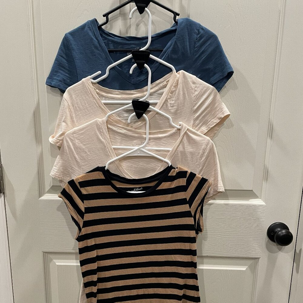 4 T-shirts by Universal Thread
